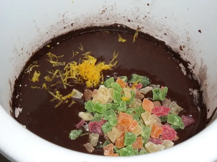 Шоколадный пирог с цедрой и цукатами: шаг 9