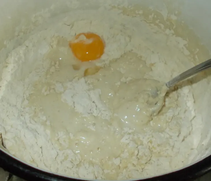 Булочки с начинкой и глазурью: шаг 1