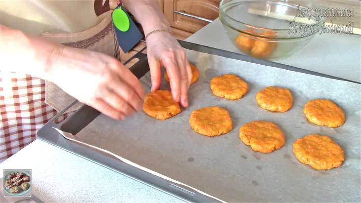 Постное морковное печенье с шоколадной глазурью и орехами: шаг 3