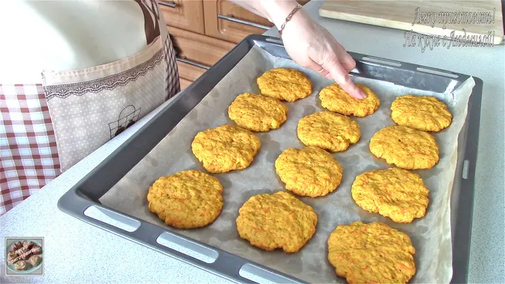 Постное морковное печенье с шоколадной глазурью и орехами: шаг 4