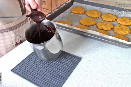 Постное морковное печенье с шоколадной глазурью и орехами: шаг 7