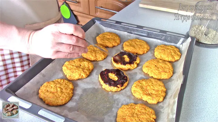 Постное морковное печенье с шоколадной глазурью и орехами: шаг 8