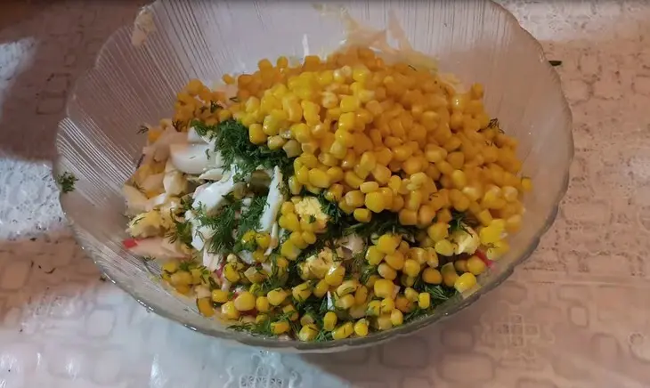 Салат крабовые палочки с пекинской капустой: шаг 2