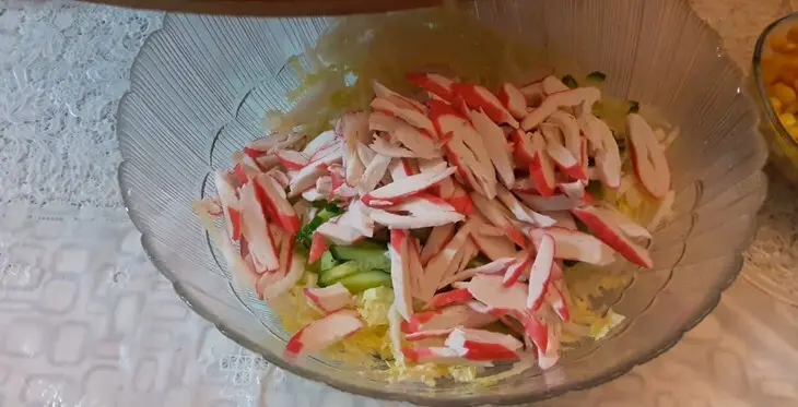 Салат крабовые палочки с пекинской капустой: шаг 4