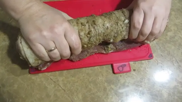 Вкуснейшая грудинка в духовке - вместо колбасы: шаг 4
