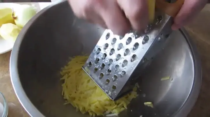 Картофельный рулет с мясом и сыром: шаг 2