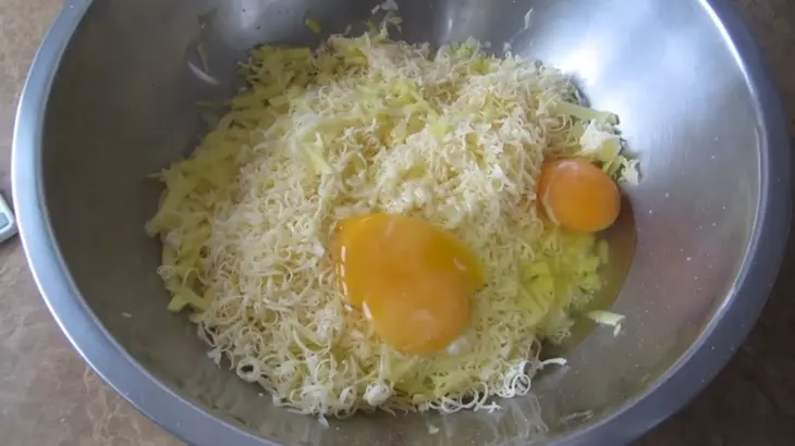 Картофельный рулет с мясом и сыром: шаг 3