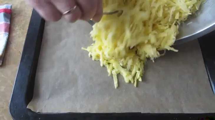 Картофельный рулет с мясом и сыром: шаг 4