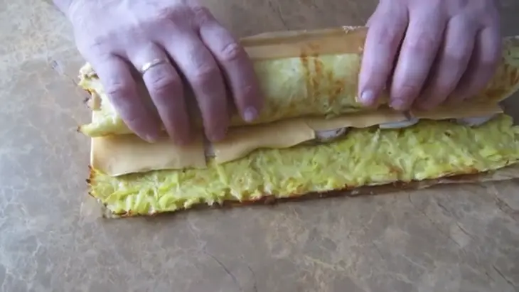 Картофельный рулет с мясом и сыром: шаг 7