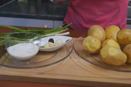 Запеченный картофель с корочкой под соусом!: шаг 1
