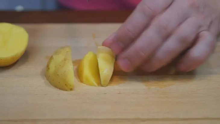 Запеченный картофель с корочкой под соусом!: шаг 2