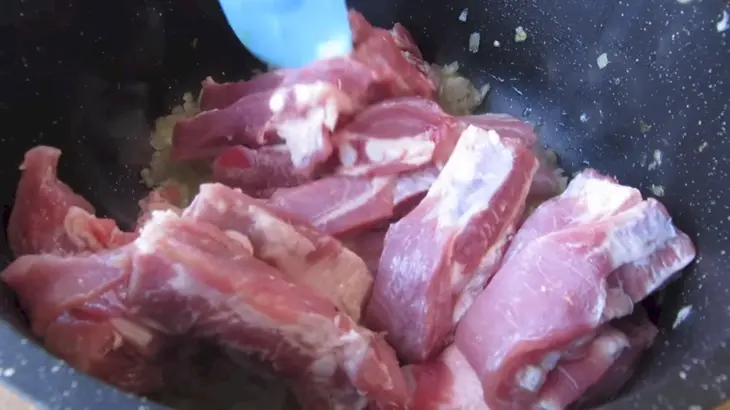 Свиные ребра в бомбезном соусе: шаг 4