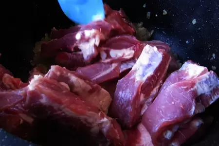 Свиные ребра в бомбезном соусе: шаг 4