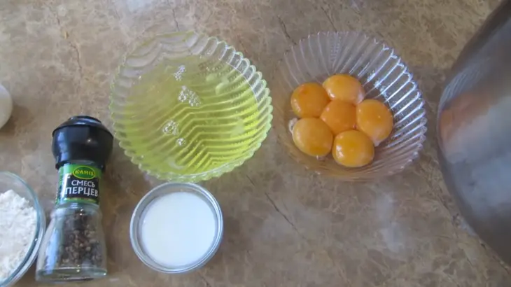 Закусочный рулет с фаршем и сыром: шаг 1