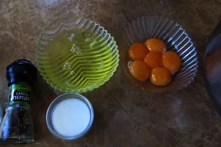 Закусочный рулет с фаршем и сыром: шаг 1