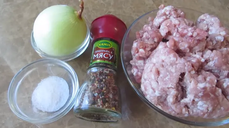 Закусочный рулет с фаршем и сыром: шаг 4