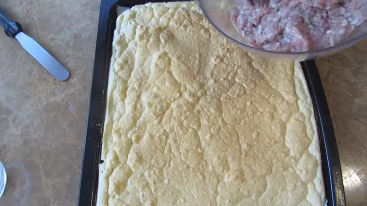 Закусочный рулет с фаршем и сыром: шаг 5