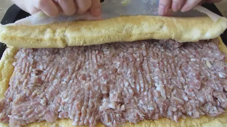 Закусочный рулет с фаршем и сыром: шаг 6