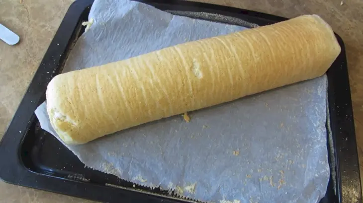 Закусочный рулет с фаршем и сыром: шаг 7
