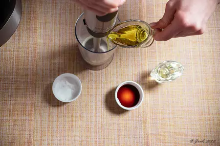 Салат с кукурузой, креветками и заправкой цезарь: шаг 4