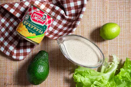 Салат с кукурузой, креветками и заправкой цезарь: шаг 5