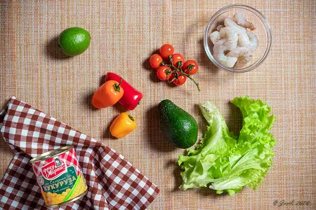 Салат с кукурузой, креветками и заправкой цезарь: шаг 6