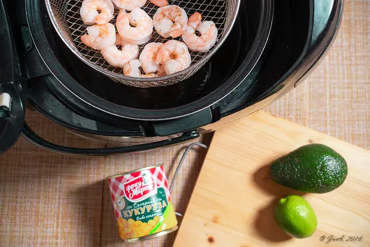Салат с кукурузой, креветками и заправкой цезарь: шаг 7