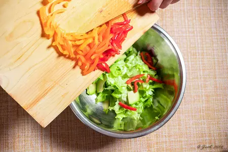 Салат с кукурузой, креветками и заправкой цезарь: шаг 11