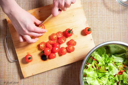 Салат с кукурузой, креветками и заправкой цезарь: шаг 12