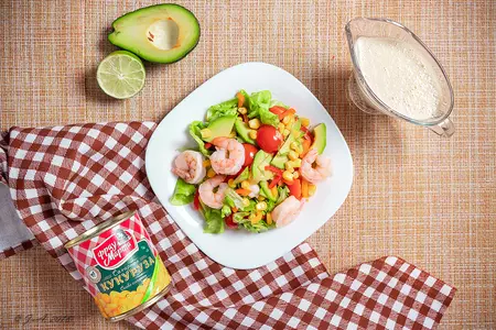Салат с кукурузой, креветками и заправкой цезарь: шаг 15