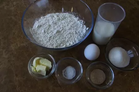 Булочки-цветочки с сосисками: шаг 1
