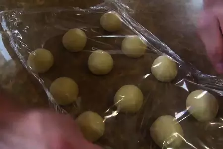 Булочки-цветочки с сосисками: шаг 3