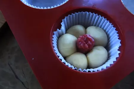 Булочки-цветочки с сосисками: шаг 6