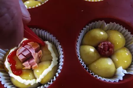Булочки-цветочки с сосисками: шаг 7