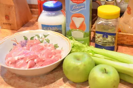 Курица, запеченная с яблоком и сельдереем: шаг 1