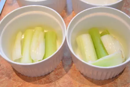 Курица, запеченная с яблоком и сельдереем: шаг 6