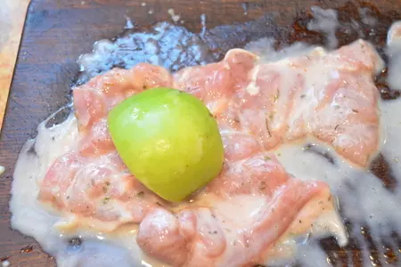 Курица, запеченная с яблоком и сельдереем: шаг 7