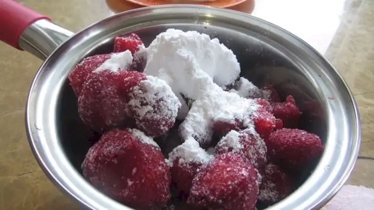 Блинный торт с клубникой и творогом: шаг 3