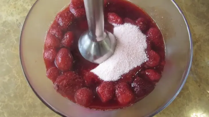 Блинный торт с клубникой и творогом: шаг 4