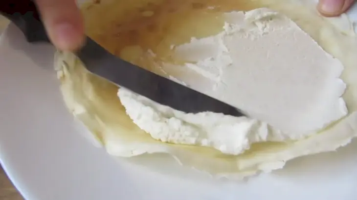 Блинный торт с клубникой и творогом: шаг 6