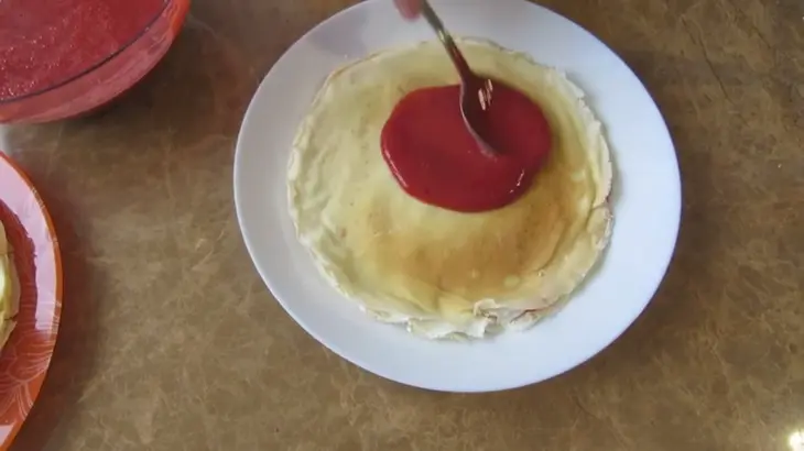 Блинный торт с клубникой и творогом: шаг 7