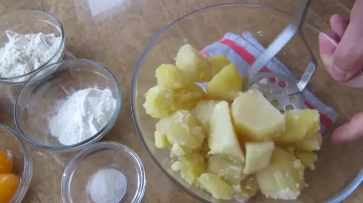 Немецкие клецки schupfnudeln с чесночными колбасками: шаг 5
