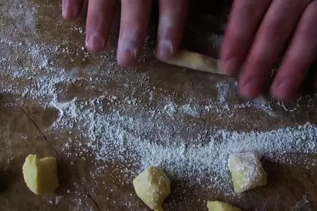 Немецкие клецки schupfnudeln с чесночными колбасками: шаг 7