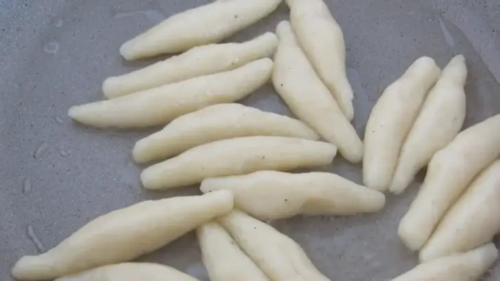 Немецкие клецки schupfnudeln с чесночными колбасками: шаг 8