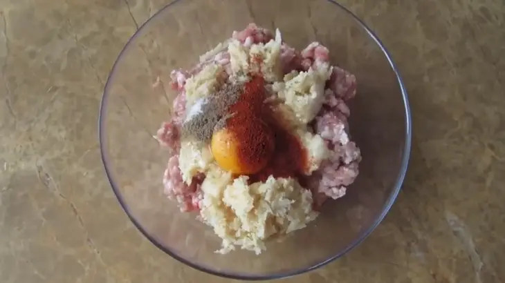 Гнезда из фарша с секретом: шаг 3