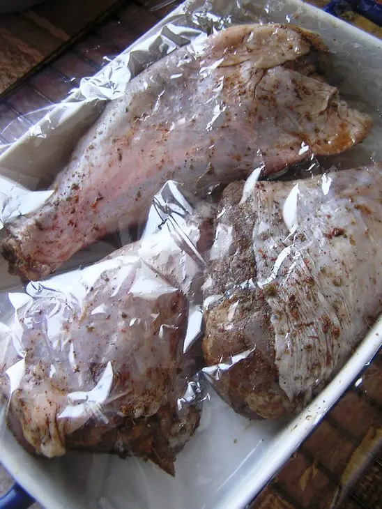 Голень индейки, шпигованная пряной морковью: шаг 2