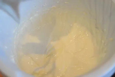 Ванильный творожный крем с клубникой и манго: шаг 3