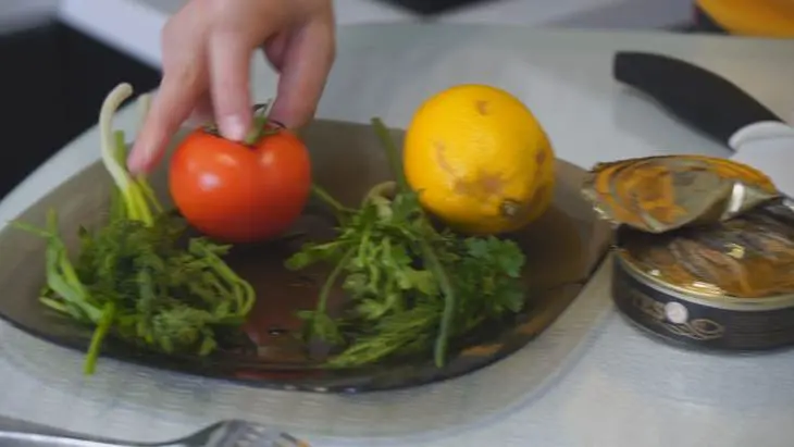 Закусочные бутерброды со шпротами: шаг 1
