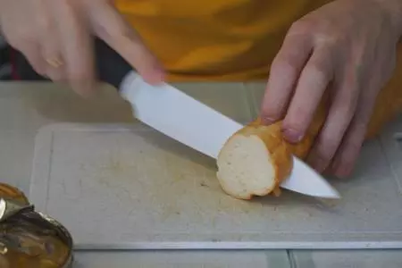 Закусочные бутерброды со шпротами: шаг 2