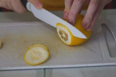 Закусочные бутерброды со шпротами: шаг 3